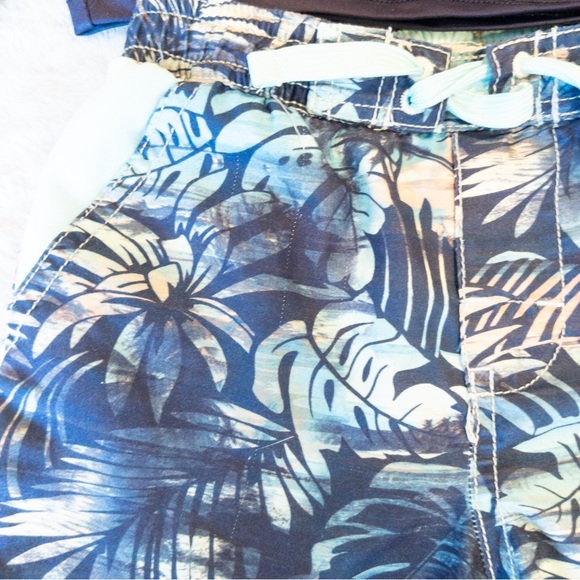 Tommy Bahama Cat & Jack Swim Trunks Swimsuit Rash Guard Tropical Navy Blue 4T - Picture 5 of 9